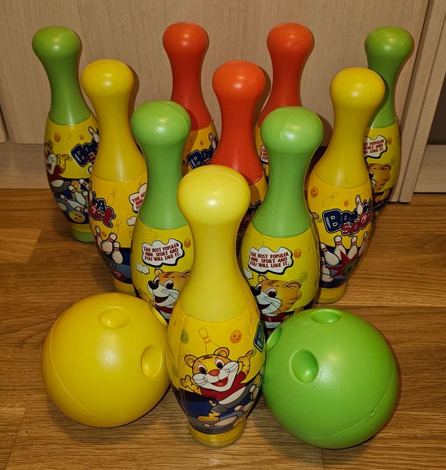 Juego de Bolos de Plástico + 2 Pelotas