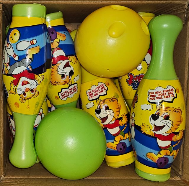 Juego de Bolos de Plástico + 2 Pelotas