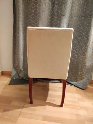 Sillas tapizadas y patas de madera