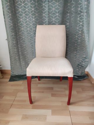 Sillas tapizadas y patas de madera
