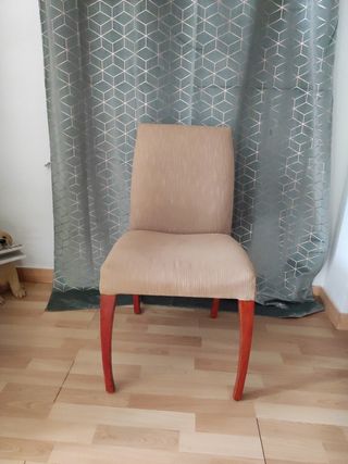 Sillas tapizadas y patas de madera