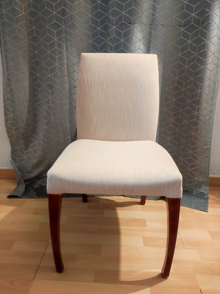 Sillas tapizadas y patas de madera