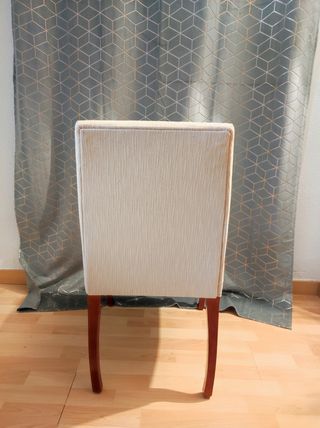 Sillas tapizadas y patas de madera