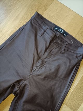 Pantalón encerado Stradivarius mujer
