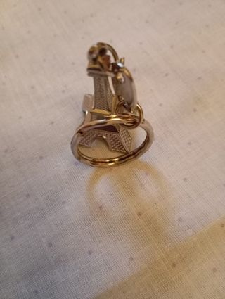 llavero de diseño de la torre eiffel