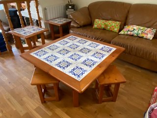 Conjunto de Mesa de madera y cerámica.