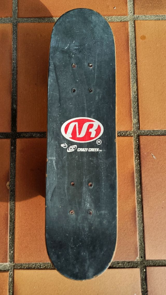 Monopatín de madera decorado