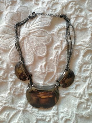 Collar corto tipo gargantilla negro