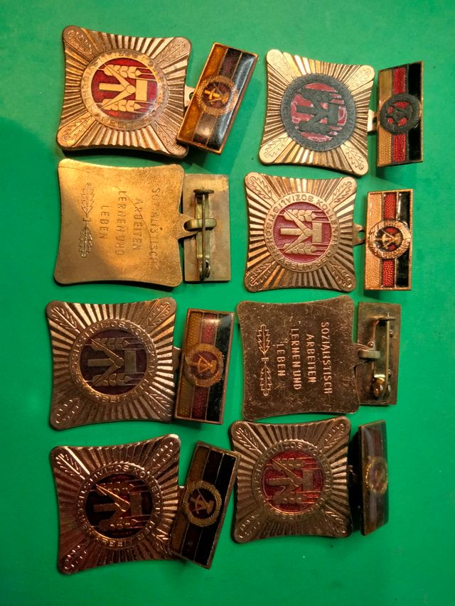 lotto di 8 medaglie DDR medaglia brigata del lav