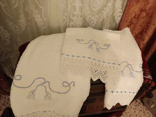 Antiguo juego de tres toallas bordadas