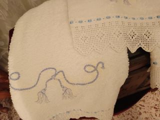 Antiguo juego de tres toallas bordadas