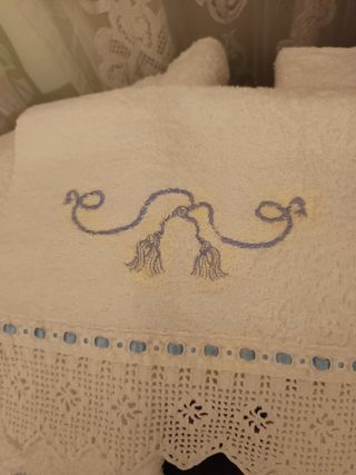 Antiguo juego de tres toallas bordadas