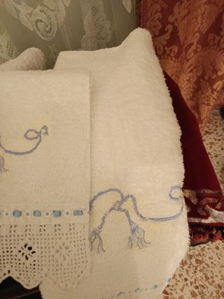 Antiguo juego de tres toallas bordadas