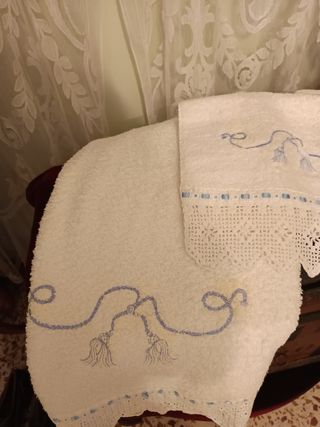 Antiguo juego de tres toallas bordadas