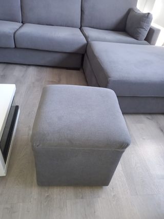 Sofa con con chaiselonge y dos puff