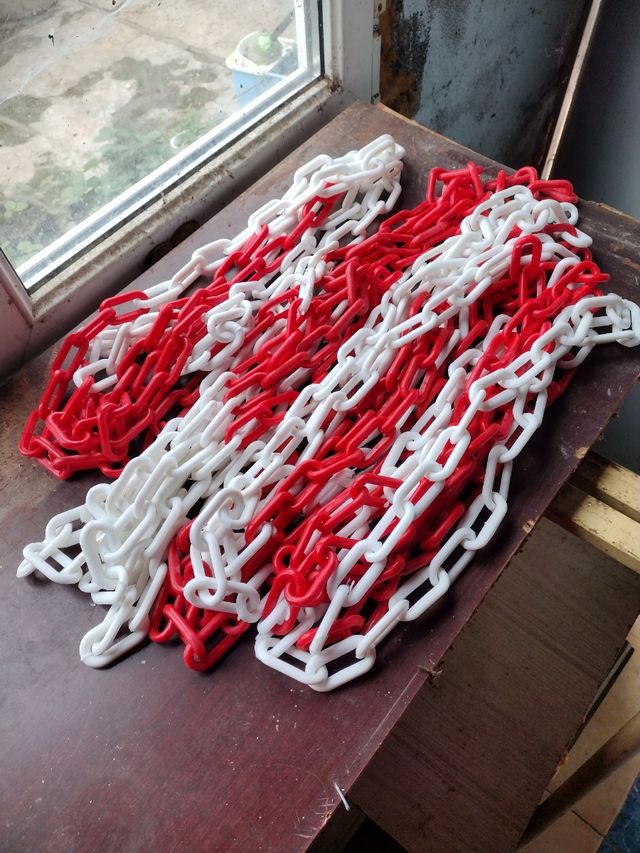 Cadena de plástico roja y blanca