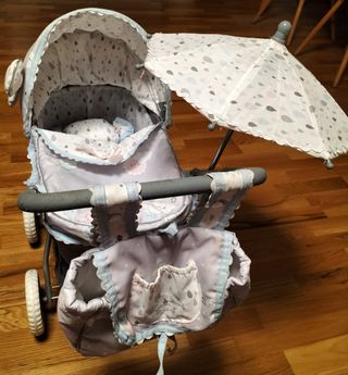 Carrito de muñecas con sombrilla