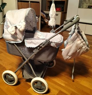 Carrito de muñecas con sombrilla