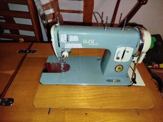 Máquina de coser antigua (ALFA ROYALE)