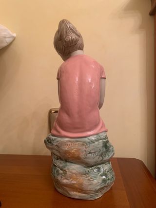 figura de deciracion de niña con flores en la mano