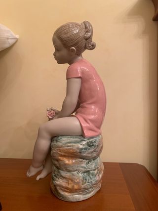 figura de deciracion de niña con flores en la mano