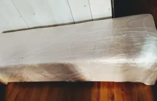 Tavolo per manicure con sedia.