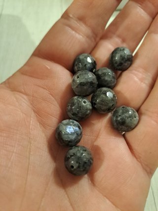 Perline in onice nero e larvikite