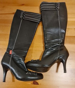 Botas altas de piel.