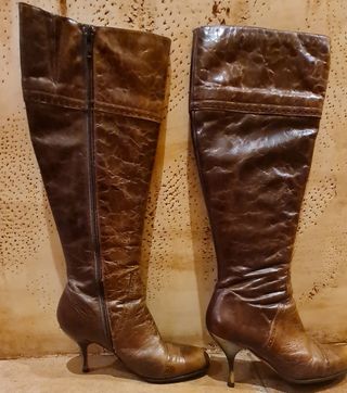 Botas altas de piel.