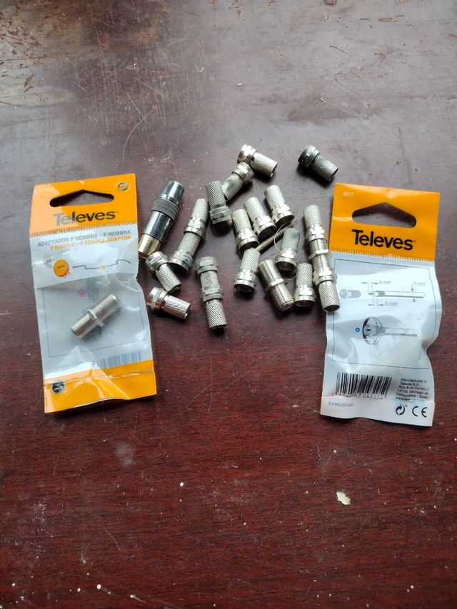 Adaptadores hembras y machos televes