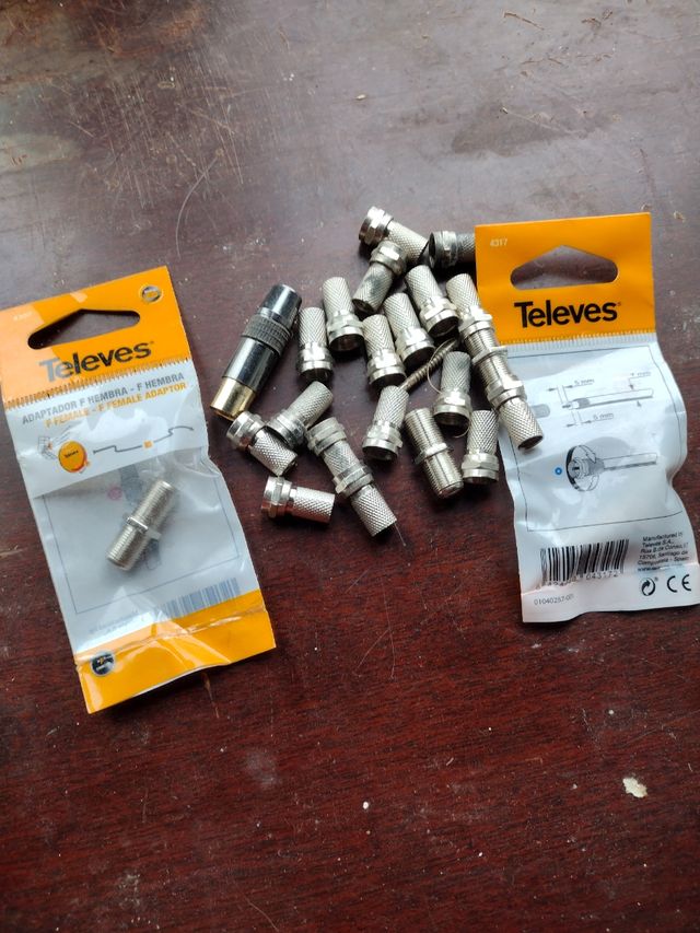 Adaptadores hembras y machos televes