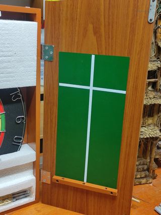 Caja con juego diana y dardos