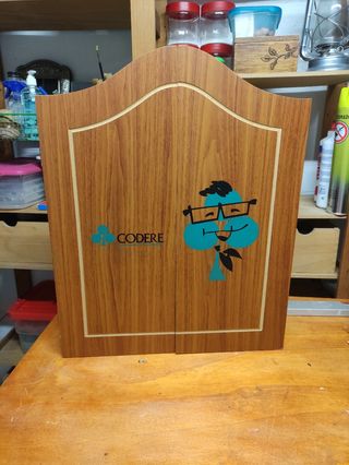 Caja con juego diana y dardos