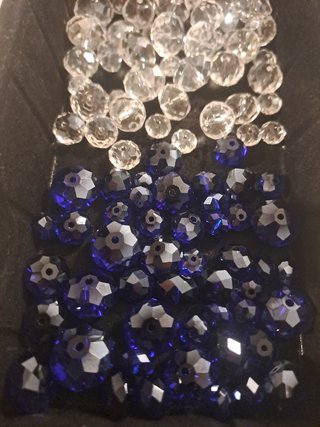 Cristalli sfaccettati blu cobalto e bian