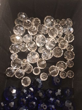Cristalli sfaccettati blu cobalto e bian