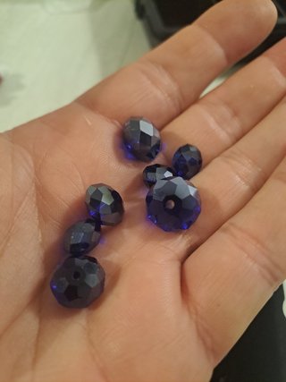 Cristalli sfaccettati blu cobalto e bian