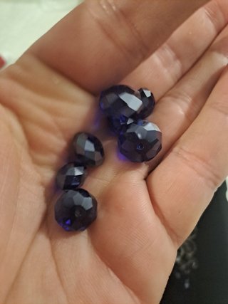 Cristalli sfaccettati blu cobalto e bian