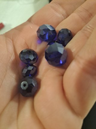 Cristalli sfaccettati blu cobalto e bian