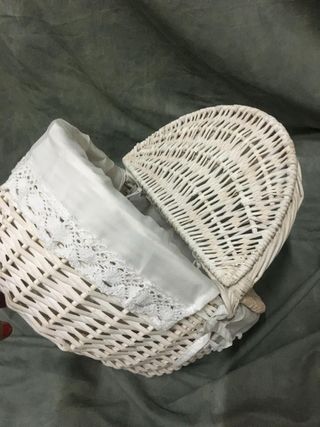 Cesta mimbre blanca con puntilla