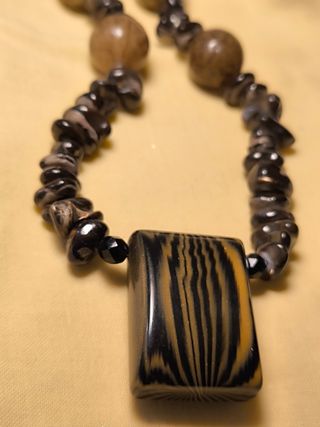 Collana in pietra e resina