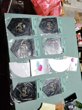 6 guirnaldas negras y doradas y 2 bolas