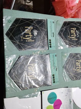 6 guirnaldas negras y doradas y 2 bolas