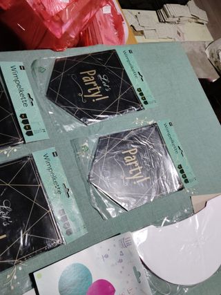 6 guirnaldas negras y doradas y 2 bolas