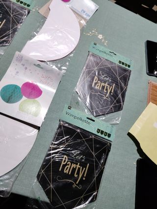 6 guirnaldas negras y doradas y 2 bolas