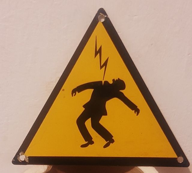 Chapa riesgo eléctrico.