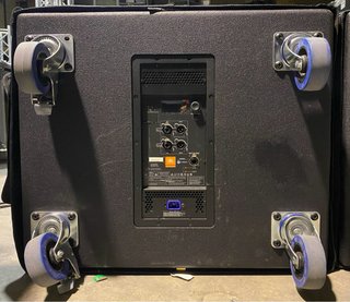 Subgrave JBL SRX 818P con funda