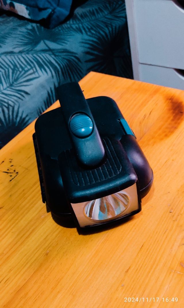 Linterna LED y Caja de herramientas.