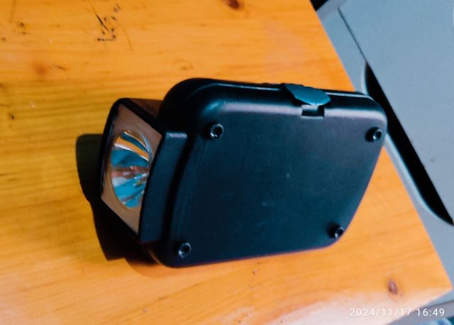 Linterna LED y Caja de herramientas.