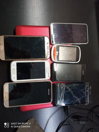 12 Teléfonos móviles antiguos.