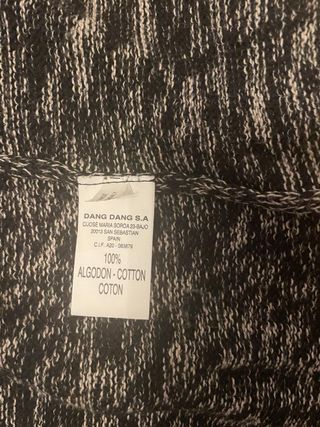 Chaqueta gaspeada negra y blanca 